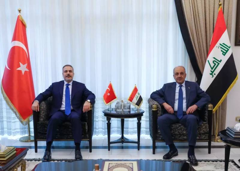 XİN Hakan Fidan Bağdadda İraqın Müdafiə Naziri Sabit Abbasi ilə Görüşdü