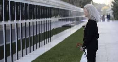 ABŞ rəsmisi Şəhidlər xiyabanını ziyarət etdi