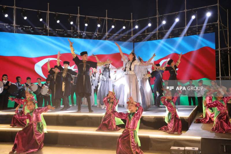 Naxçıvanda Zəfər Gününə həsr olunan konsert keçirilib, atəşfəşanlıq olub - FOTO