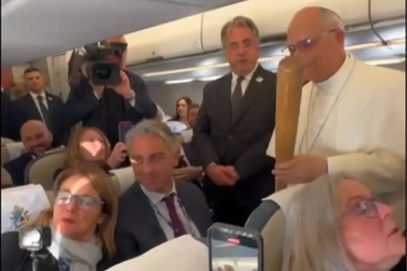 Türkiyə Səfəri Zamanı: CBS Müxbiri Papa XIV. Leoya Əfsanəvi Beyzbol Çubuğu Hədiyyə Etdi