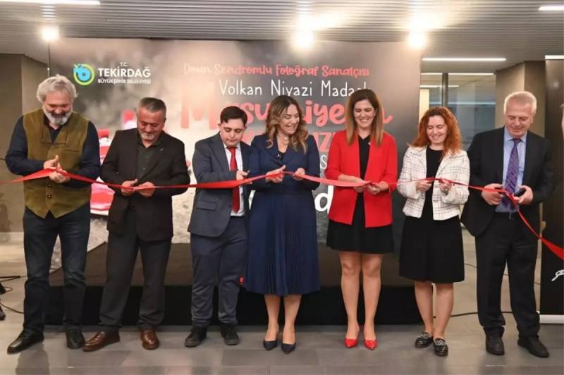 Təkirdağda Daun Sindromlu Fotoqraf Volkan Niyazi Madaslıdan Uşaq Zorakılığına Qarşı Mənalı Sərgi