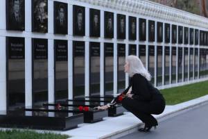 ABŞ dövlət katibinin siyasi məsələlər üzrə müşaviri Şəhidlər xiyabanını ziyarət edib