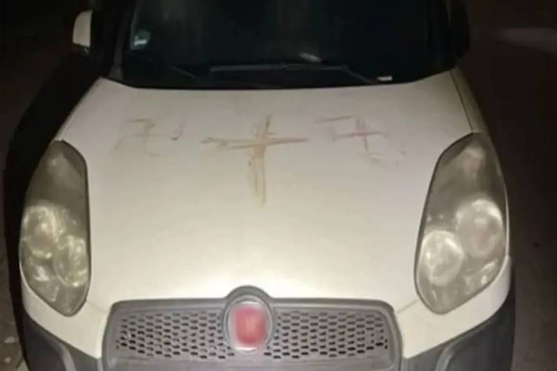 Almaniyada Sürücüləri Təşvişə Salan Hadisə: Avtomobillərin Üzərinə İnsan Qanı İlə Gamalı Xaçlar Çəkilib