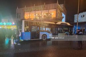 Biləcəridə sərnişin avtobusu iki minik avtomobili ilə toqquşub - FOTO Xəbər şəkili