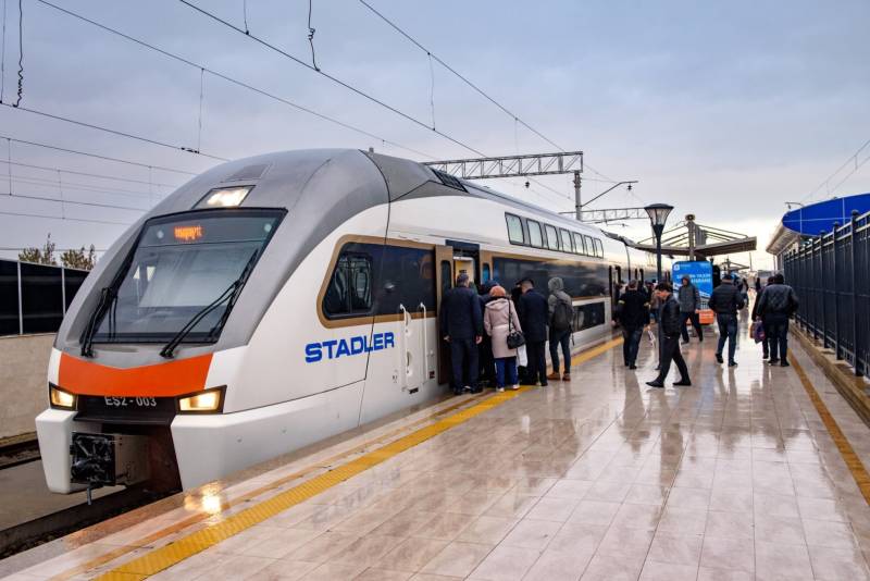 Qatarlarda başqasına yer saxlamaq digər sərnişinlərin hüququnu pozur - ADY