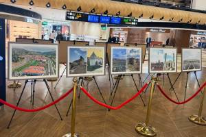 Bakı aeroportunda "Qarabağın Dirçəlişi: Azərbaycan İntibahının Hekayəsi" fotosərgisi açılıb Xəbər şəkili