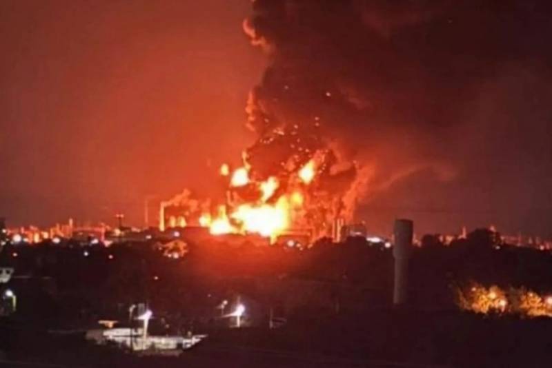 Rusiyanın Krasnodar diyarında neft emalı zavoduna dron hücumu nəticəsində yanğın baş verib
