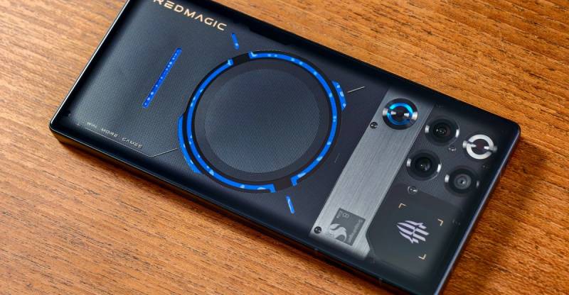<b>Redmagic 11 Pro</b> Təqdim Olundu: Maye Soyutma Sistemi Olan İlk Oyun Telefonu $749-dan Başlayır
