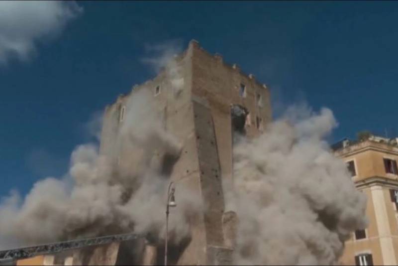 Romada uçan tarixi tikilinin dağıntıları altında qalan işçi xilas edilib