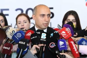 Emin Əmrullayev sertifikasiyadan keçən bütün müəllimlərin əməkhaqqlarının nəticədən asılı olmayaraq eyni qədər artırılmasını təklif edir Xəbər şəkili