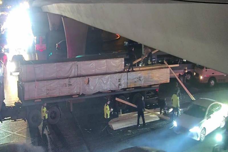 “20 Yanvar” dairəsində maşından yola dağılan yük sıxlıq yaradıb - FOTO