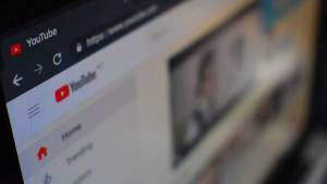 YouTube-un Süni İntellektlə Yaş Yoxlaması Geniş Narazılığa Səbəb Oldu: Hesablar Məhdudlaşdırılır Xəbər şəkili