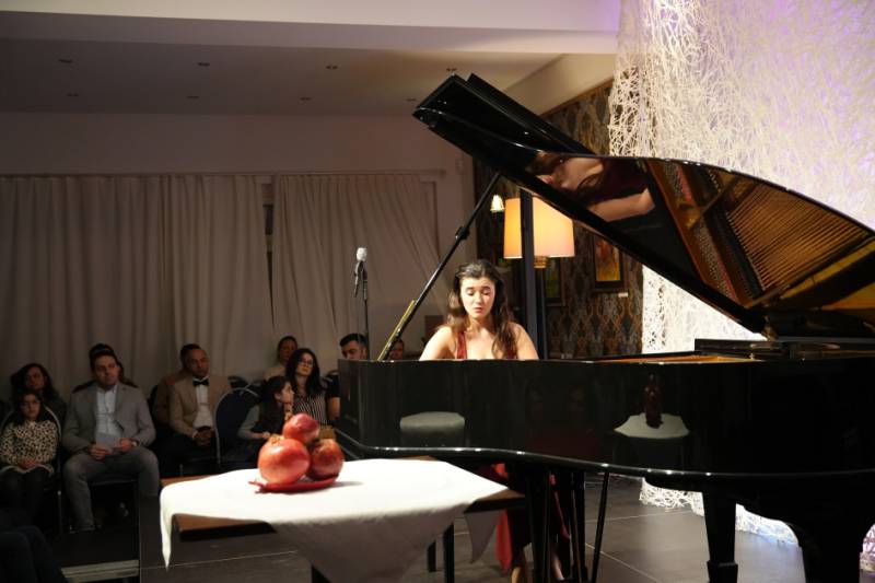 Almaniyada yaşayan azərbaycanlı gənc pianoçunun Berlində “Narın içində not” adlı solo konserti keçirilib (FOTO)