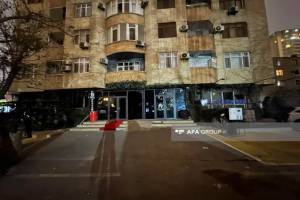 Ötən gün yanğının baş verdiyi binanın sakinləri hələ də evlərinə buraxılmayıb - FOTO Xəbər şəkili