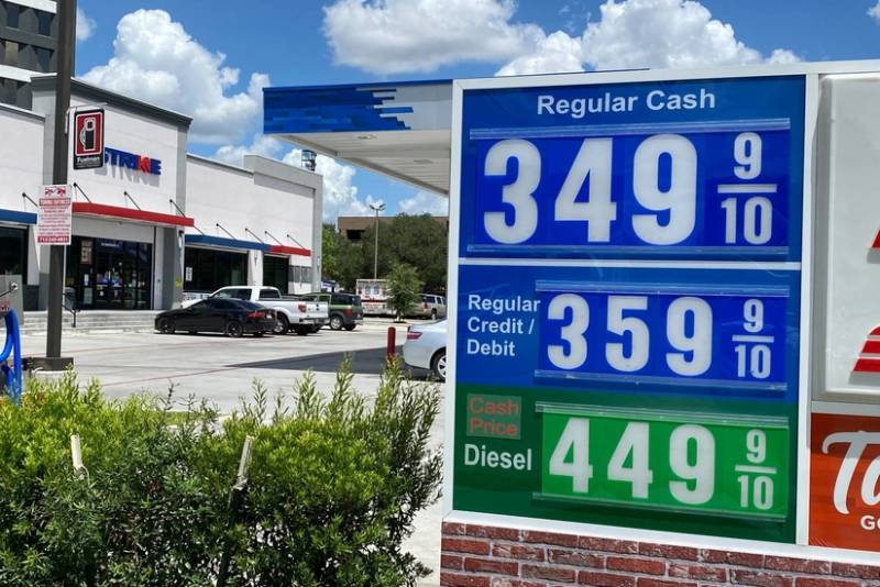 KİV: Rusiya neftinə qarşı sanksiyalar ABŞ-də yanacağın qiymətini artırıb