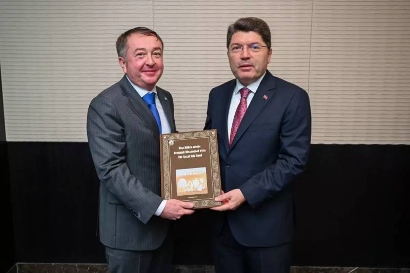 Türk Ədliyyə Naziri Yılmaz Tunç Azərbaycanda Qazaxıstan Həmkarı ilə Əməkdaşlığı Müzakirə Etdi