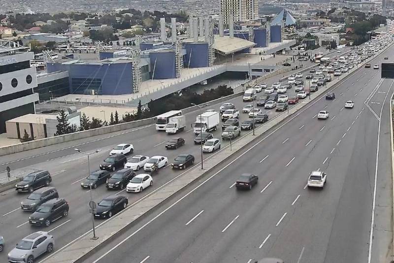 Bakının bir sıra yollarında nəqliyyatın sıxlığı müşahidə olunur