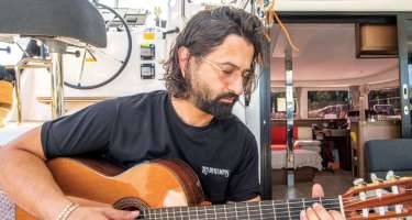 Məşhur müğənni bazarda qarpız satır