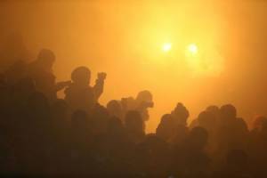 İsveçdə futbol matçı azarkeşlərin qazonu yandırması səbəbindən dörd saat davam edib Xəbər şəkili