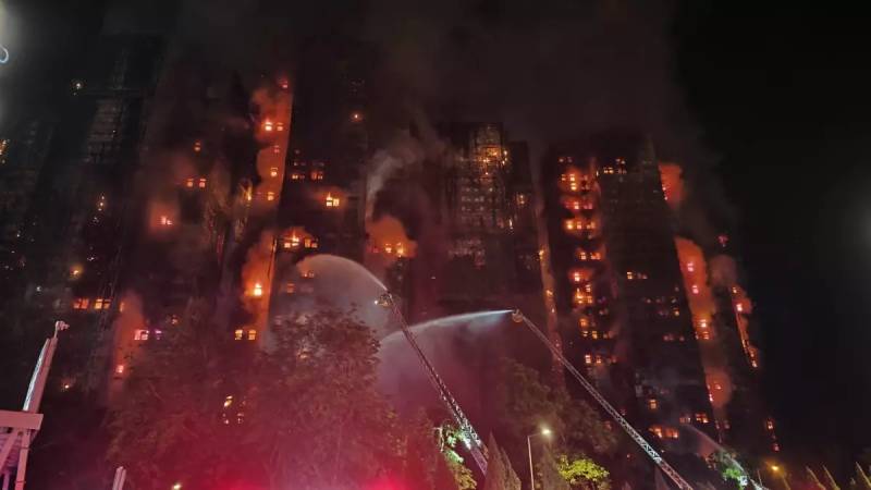 Honq Konqda dəhşətli yanğın: 128 nəfər öldü, 200 nəfər itkin düşdü Xəbər şəkili