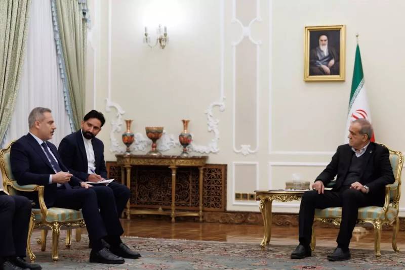 Türkiyənin XİN rəhbəri Hakan Fidan Tehranda İran Prezidenti Məsud Pezeşkiyanla görüşdü Xəbər şəkili