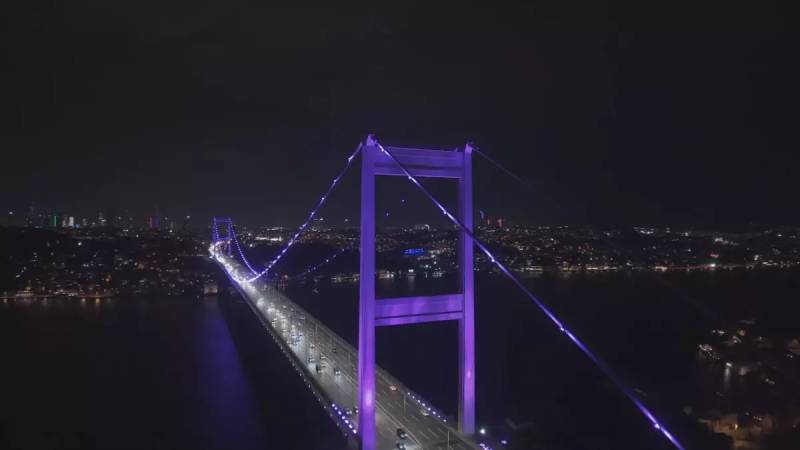 Fatih Sultan Mehmet Körpüsü Prematüriteyə Diqqət Çəkmək Məqsədilə Bənövşəyi İşıqlarla İşıqlandırıldı