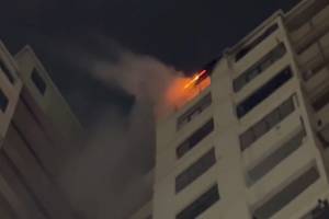 Bakıda yaşayış binasında yanğın olub, iki nəfər zəhərlənib - VİDEO - YENİLƏNİB-1 Xəbər şəkili