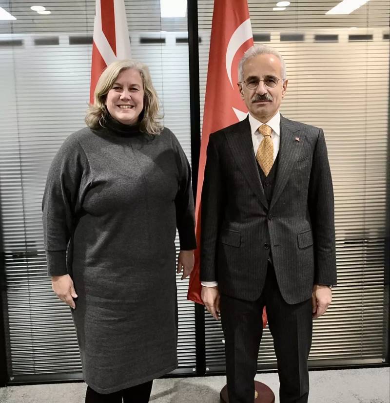 Nazir Uraloğlu İngiltərəli Həmkarı ilə Londonda Nəqliyyat Əməkdaşlığını Müzakirə Etdi