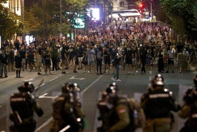 Serbiya DİN: Belqradda aksiyada polis əməkdaşı yaralanıb