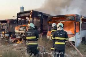 Məmmədli kəndində 4 yararsız avtobus yanıb