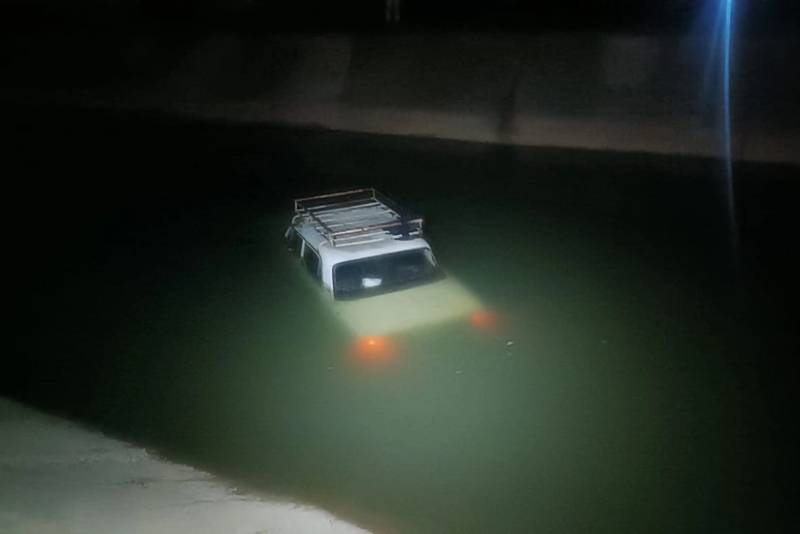 Tovuzda avtomobil su kanalına düşüb