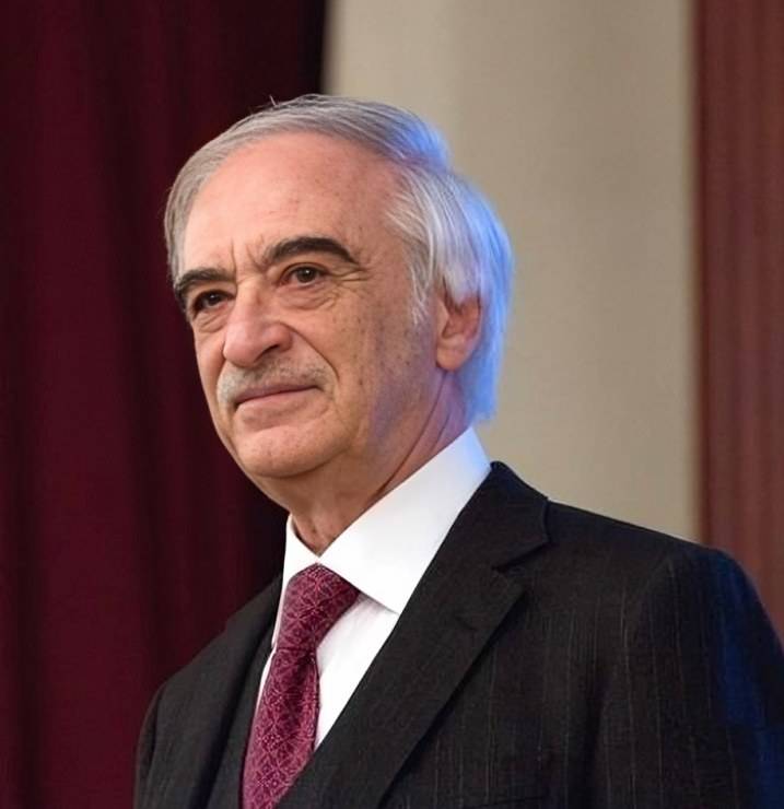 O, 37 ildir yüksək vəzifədədir - FOTO