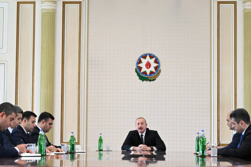 İlham Əliyev Naxçıvanda Prezidentin yeni səlahiyyətli nümayəndəsini və bir sıra rayonların icra hakimiyyətlərinə təyin olunan başçıları qəbul edib