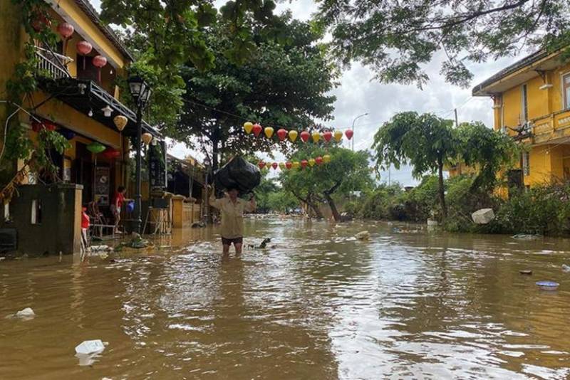 Vyetnamın mərkəzində baş verən daşqınlar nəticəsində 40-dan çox insan ölüb