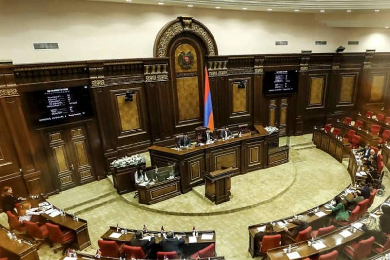 Ermənistanda müxalif bloqerlər iki ay müddətinə həbs edilib