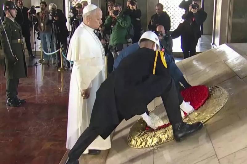 Papa XIV. Leonun Anıtqəbir Ziyarəti və Xüsusi Dəftərə Qeydi