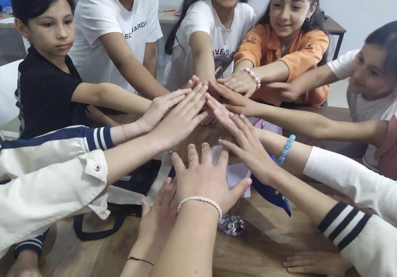 Bolnisidəki “Qafqaz Hüquq və İnteqrasiya Mərkəzi” Ümumdünya Uşaqlar Günündə fəaliyyətini təqdim edib (FOTO)