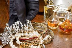 Bakıda xadimə çalışdığı evdən 5 min manatlıq qızıl oğurlayıb