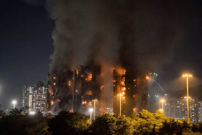 Honq Konqda dəhşətli yanğın: 13 nəfər həlak oldu, 17 ildə ilk dəfə ən yüksək həyəcan siqnalı