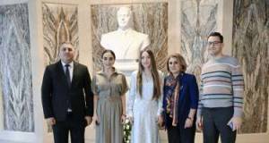 Prezidentin qızı və gəlini uşaqlarla film izlədi -FOTOLAR