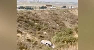 Paytaxtda avtomobil dərəyə aşdı -VİDEO