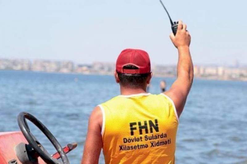 Buzovnada dənizdə köməksiz qalan balıqçılar xilas edilib - VİDEO