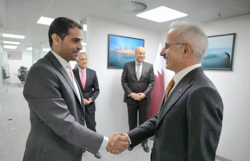 Nəqliyyat naziri Uraloğlu Londonda Qətərli Həmkarı ilə Görüşdü: İnkişaf Yolu Layihəsi Müzakirə Edildi