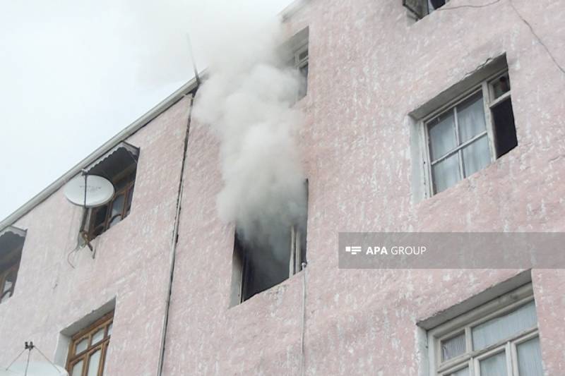 Bakıda çoxmərtəbəli binada yanğın başlayıb