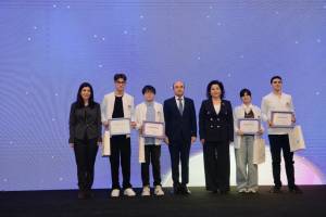 Məktəblilərarası Milli Hakaton-2025 müsabiqəsinin qalibləri mükafatlandırılıb Xəbər şəkili