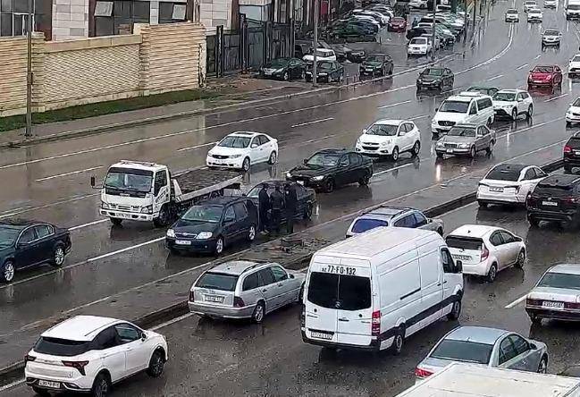 Yağıntılı hava ilə əlaqədar sıxlıq müşahidə olunan yollar açıqlanıb (FOTO)
