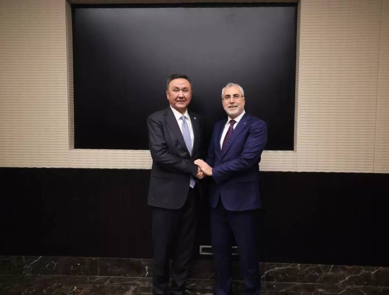 Türkiyənin Əmək Naziri Vedat Işıkhan TDT Baş katibi ilə Bakıda görüşdü: Birgə Bəyannamə imzalandı