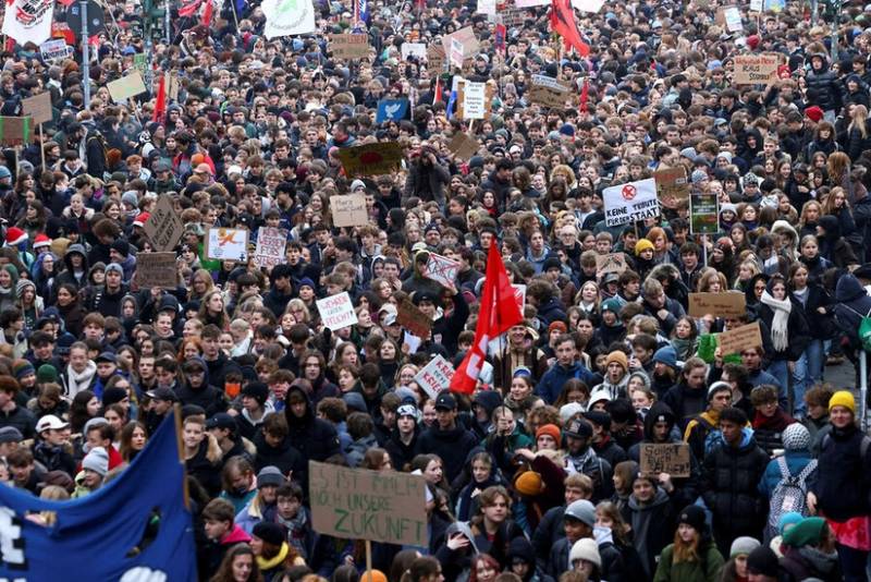 Almaniyada minlərlə məktəbli yeni hərbi xidmət qanununa etiraz edib