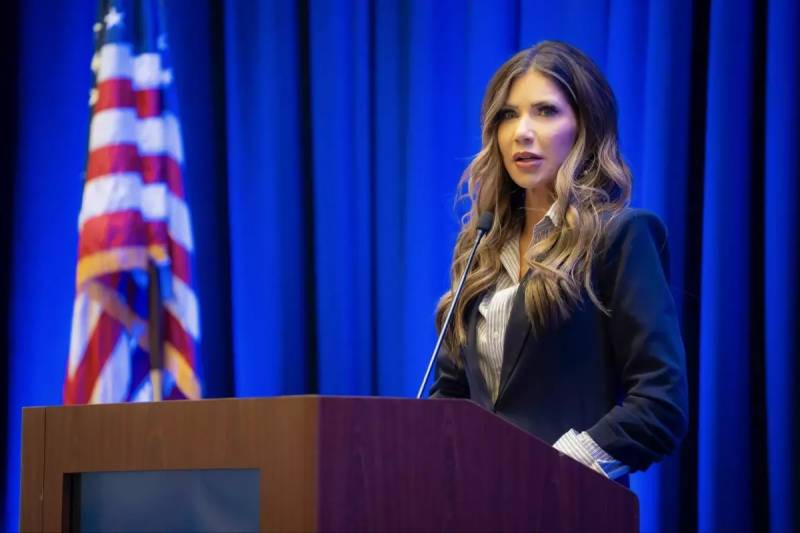 ABŞ Daxili Təhlükəsizlik Naziri Kristi Noem Məhkəmə Qərarına Baxmayaraq Venesuelalı Miqrantların Deportasiyasını Təsdiqlədi