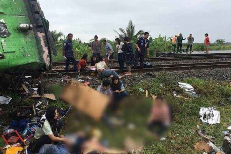 Tailandda lokomotiv turistləri daşıyan sərnişin qatarına çırpılıb